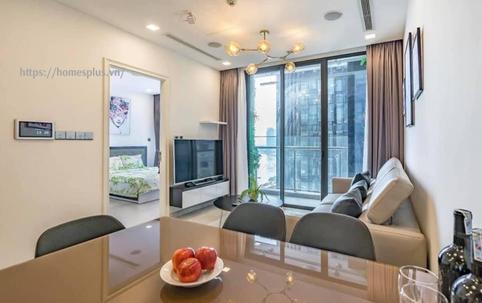 Cho thuê căn hộ 2 phòng ngủ Vinhomes Golden River toà Aqua 2 view hồ bơi thoáng mát