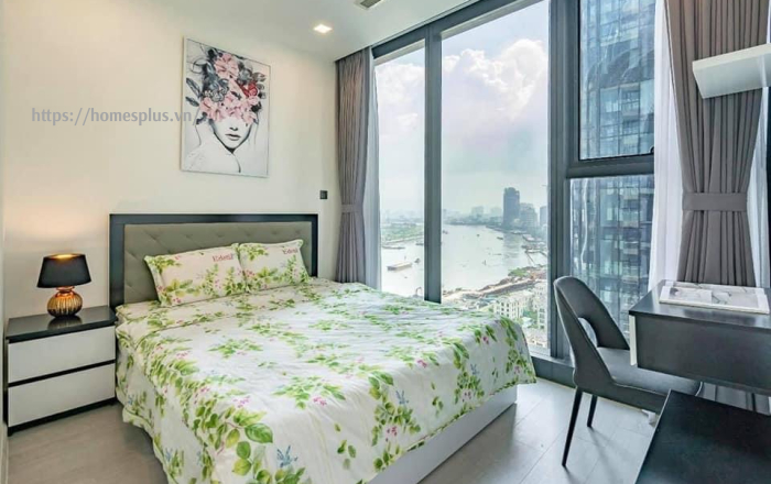Cho thuê căn hộ 2 phòng ngủ Vinhomes Golden River toà Aqua 2 view hồ bơi thoáng mát