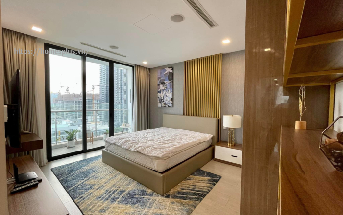 Cho thuê căn hộ 3 phòng ngủ Vinhomes Golden River vòng cung view trực diện sông toà Aqua 3